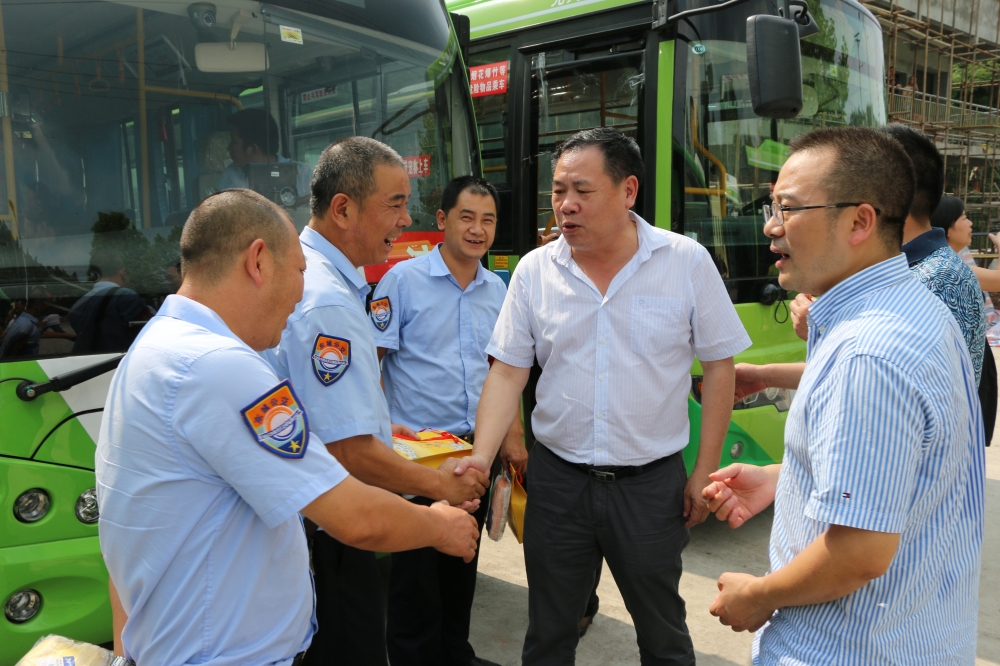 交運(yùn)領(lǐng)導(dǎo)給一線員工送清涼