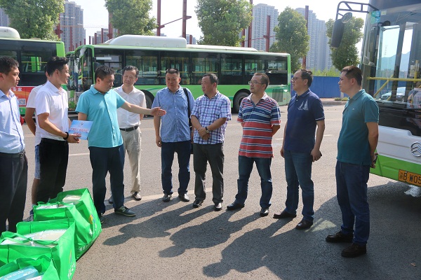 集團(tuán)副總經(jīng)理唐玉才高溫慰問(wèn)一線(xiàn)職工